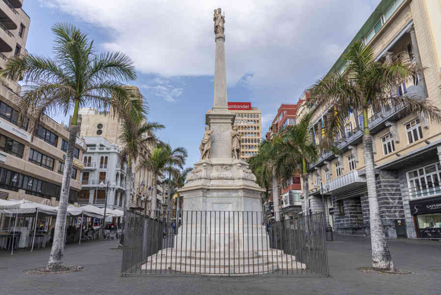 Tenerife 029 - Santa Cruz de Tenerife - plaza de La Candelaria.jpg